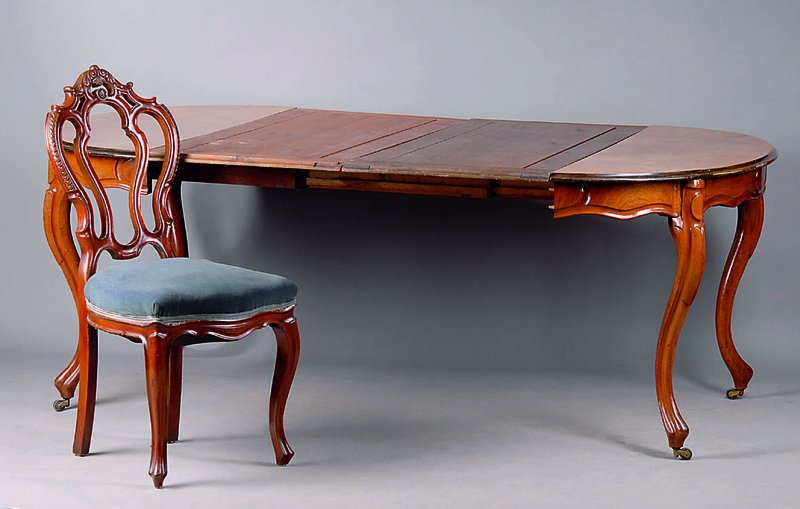 Sitzgruppe, süddeutsch, um 1840/50, best. aus Ausziehtisch u. 4 Stühle Tisch allseitig geschweift, Nußbaum/Wurzelnuß, ausziehbar, 4 ...