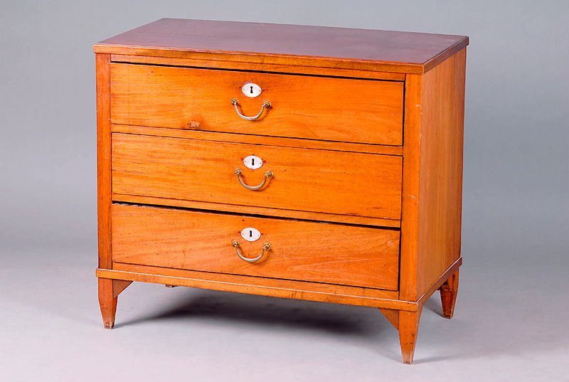 Kommode, deutsch, um 1830/40, Nußbaum massiv, 3-schübig, Messinggriffe, Perlmuttbeschl., l. schwundrissig, Gebr.-Sp., Füße ergänzt, ca. 75x85x45 ...