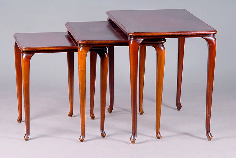 Tischset, 3-teilig, deutsch, um 1920/30, Nußbaum, allseitig geschweift, Ballenfüße , Einzelteile in sich integrierbar, Gebr.-Sp.,M. ca. ...