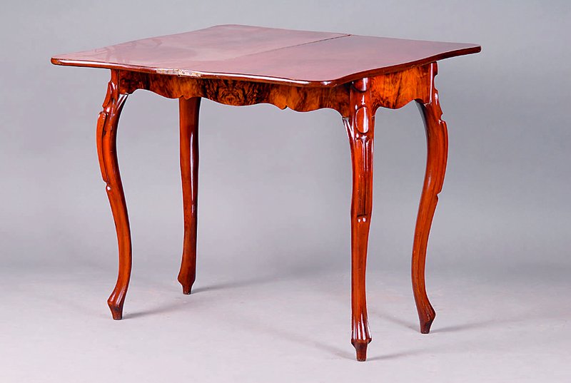 Spieltisch, deutsch, um 1840, Nußbaum/Wurzelnußfurnier gesp. verlegt, Beine geschweift, aufklappbar, Zarge geschweift, l. Gebr.-Sp., ca. 77x87x42 ...