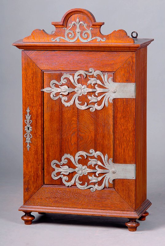 Wandschränkchen, deutsch, um 1900/10, Eiche,1-türig, Eisenbeschl., im Frühbarockstil, aufgesetztes Zierteil, Gebr.-Sp., ca. 79x46x24cm