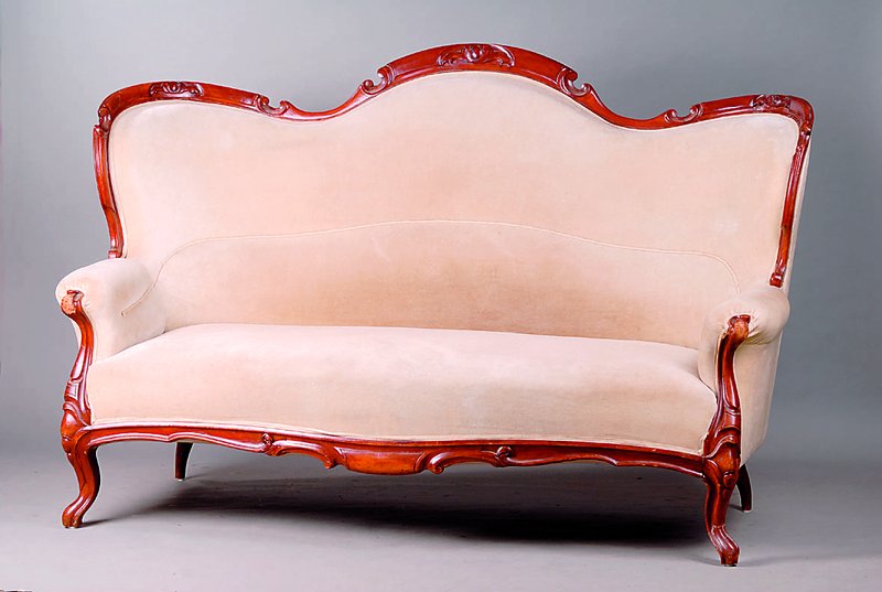 Sofa, um 1835/40, Nußbaum auf Mahagoni gebeizt, allseitig geschweift, sparsame Schnitzereien in Form v. Blättern u. Blüten, st. Gebr.-Sp., alt ...