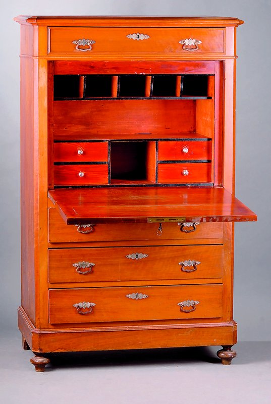 Sekretär, süddeutsch, um 1880-90, Weichholz mit Nußbaumwurzelfurnier, 3-schübig, Kopfschublade, Klappe, Inneneinrichtung: 7 Ablegefächer, 4 ...