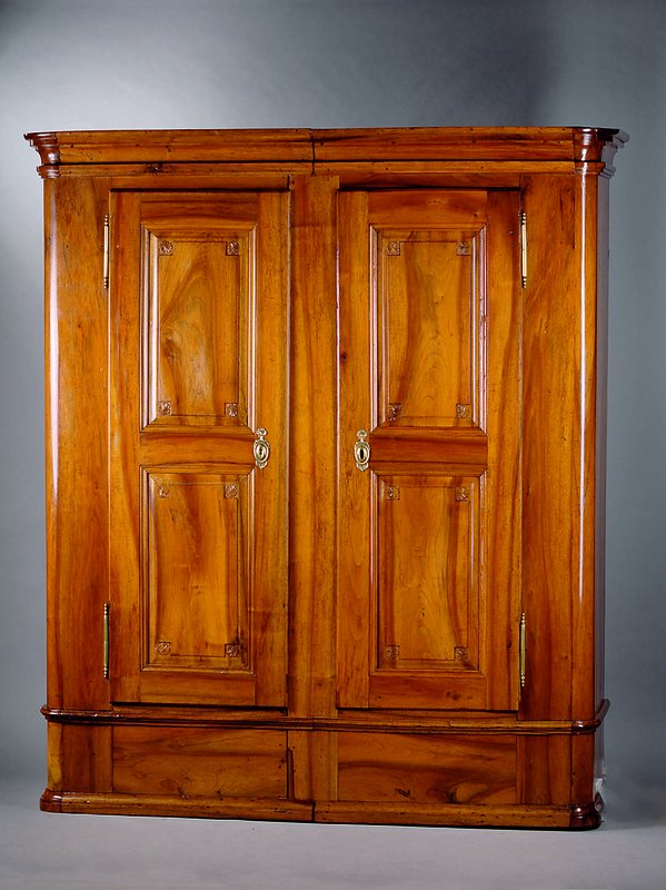 Dielenschrank, deutsch, um 1830-40, Nußbaum massiv und furniert, restauriert, Inlets gesp. verlegt, Ecken der Inlets mit sparsamer Schnitzerei, ...