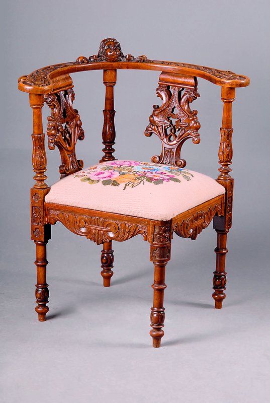 Stuhl, Pfalz, um 1890, Nussbaum, Sitzfläche mit Gobelinbezug mit Blumenstickerei, dieser aus den 60er Jahren, Sitzhöhe ca. 40 cm, H. ca. 75 cm, D. ...