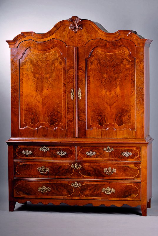 Kabinettschrank, Holland, um 1780, Wurzelnußfurnier, gesp. verlegt, Unterteil 4-schübig, Oberteil 2-türig, Kopf vielfach geschweift und getreppt, ...