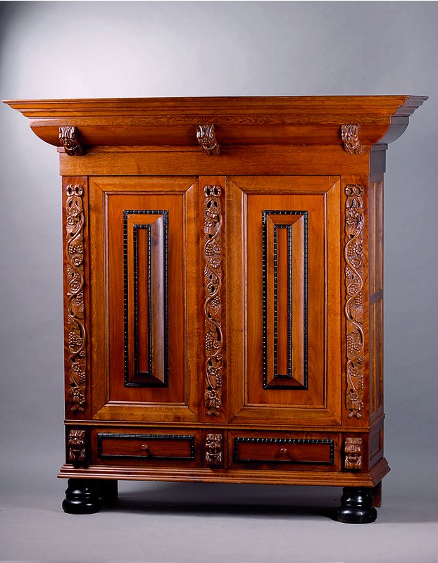 Kissenschrank, Holland, 50er Jahre, Palisanderfurnier, aufgesetzte Schnitzereien mit Blumen u. Früchten, Kissen m. Leistenverz., Gebr.-Sp., ca. ...