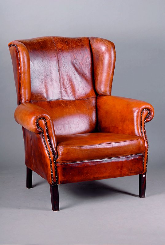 Sessel, nach engl. Vorbild v. 1910, Schafsleder, Nagelverz., st. Gebr.-Sp., ca. 107x98x90 cm, Sh. 48 cm