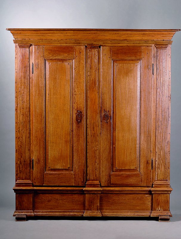 Schrank, deutsch, um 1820, Eiche massiv, Kopf vielfach getreppt, Fuß passig, Eisenbeschl., Gebr.-Sp., ca. 185x167x52 cm