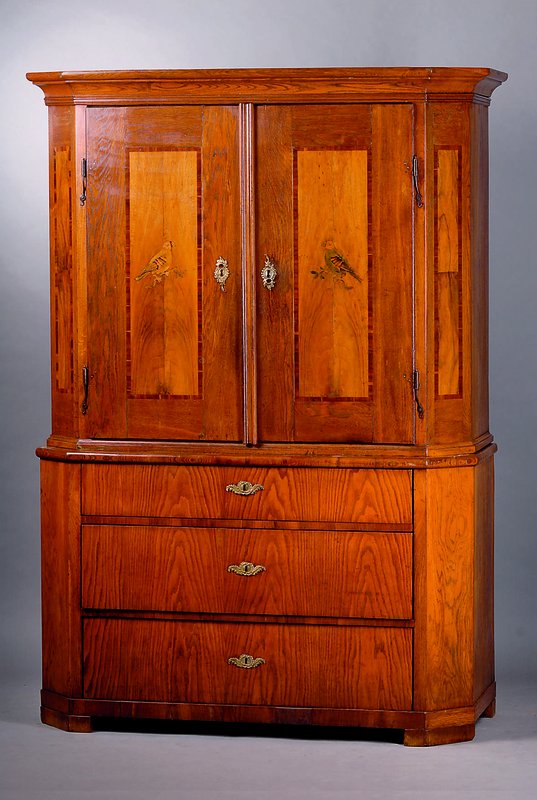 Barockschrank, Dresden, um 1780, Eiche, Unterteil 3-schübig, Oberteil 2-türig, Ecken abgeflacht, Füße ergänzt, Kopf vielfach getreppt, Vauf den ...