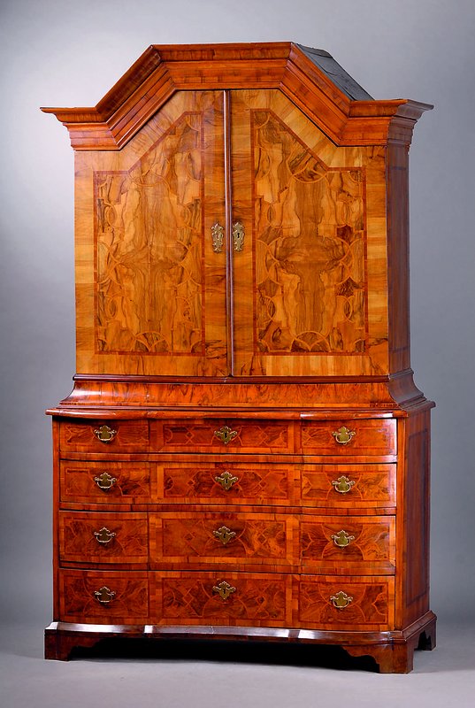 Barockaufsatzschrank, Aachener Gegend, um 1820/30, Korpus WH, Wurzelnußfurnier gesp. verlegt, Bandelwerk geometrisierend, Ahorn u. Rosenholz, ...