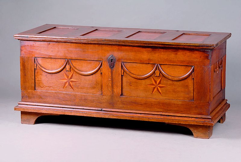 Truhe, deutsch, um 1780, Korpus Eiche, Birnenholzfurnier, kassettiert, Girlandendekor, Sternintarsien, Gebr.-Sp., ca. 70x153x63 cm