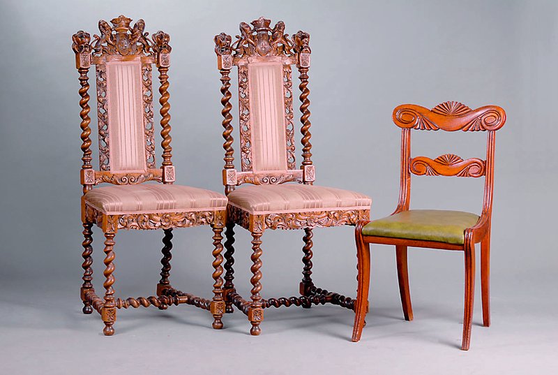 Vier Stühle, Danzig, um 1900, im Stile von 1720, reich gedrechselt u. geschnitzt, Rückenlehnen mit Löwenfratzen- Verzierung mittig, teils ...