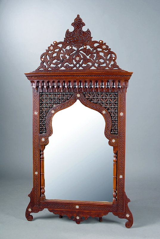 Spiegel, wohl Äqypten/Syrien, um 1890, Rotholz, reiche Flachschnitzereien, rest., Gebr.-Sp., dazu 2 Wandappliken passig, und Vorhang m. Muscheln, ...