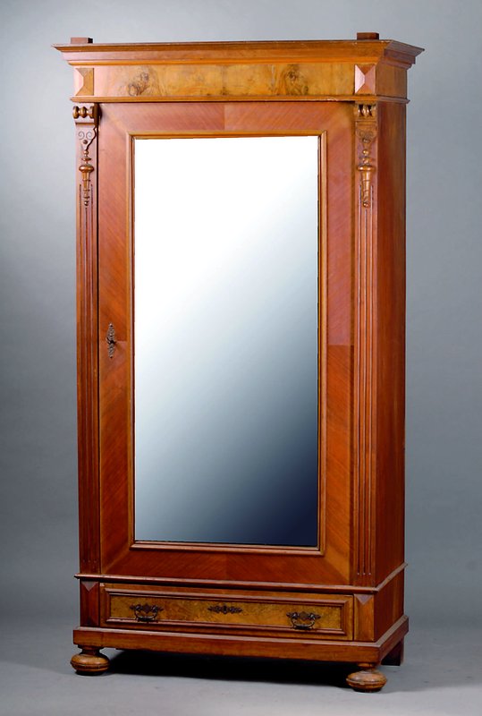 Schrank, deutsch, um 1870/80, Korpus Eiche, Nußbaumfurnier, 1-türig m. facett. Spiegelglas, st. Gebr.-Sp., ca. 208x110x58 cm