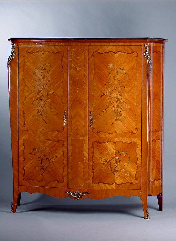 Großer Schlafzimmerschrank, 60er Jahre, mit Blumenintarsien, Rosenholz, 2-türig, allseitig geschweit, Furnier vielfach gesp. verlegt, ...