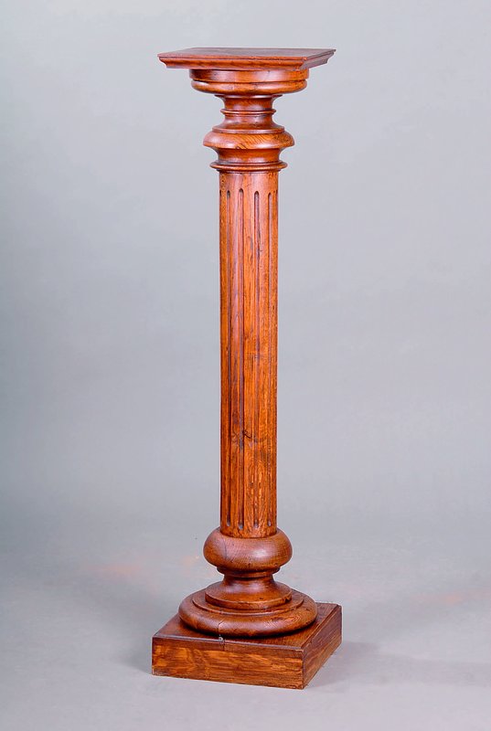 Säule, deutsch, um 1900, Eiche, Schaft gerieft, Fuß und Abschluss getreppt, Gebr.-Sp., ca. 115x30x30 cm