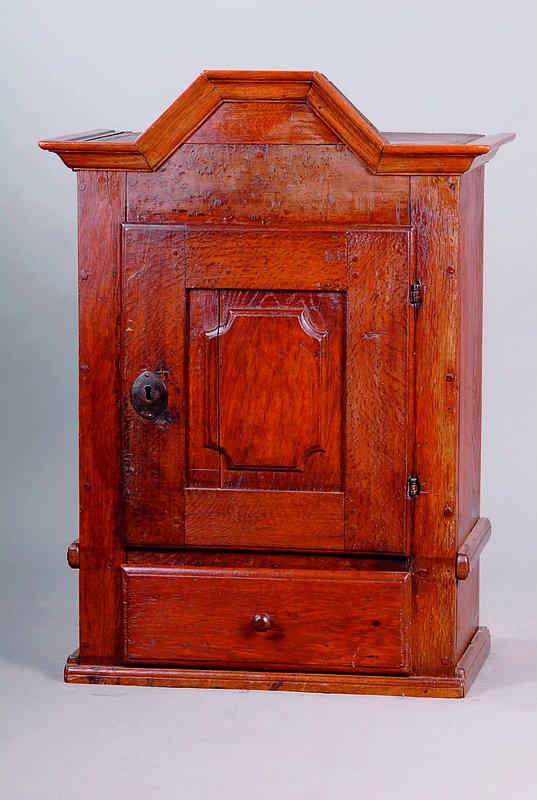 Hängeschränkchen, Barock, Eiche massiv, 1 -türig, 1 Schublade, Kopf getreppt, einfach getrepptes Inlet, schwundrissig, st. Gebr.-Sp., ca. 80x66x39 ...