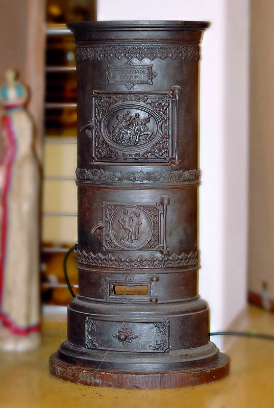 Gußeiserner Ofen, Rheinböller Hütte, um 1890, eine kl. Tür unten fehlt, H.ca.102cm, 2 Klappen, ein Schuber, florale Ornamentik, Fu.nicht ...
