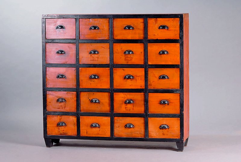 Apothekerschrank, sd., um 1890/90, WH, schwarz gefasst, 20 Schubladen, alt belassen, st. Geb.-Sp., ca. 98x102x28 cm