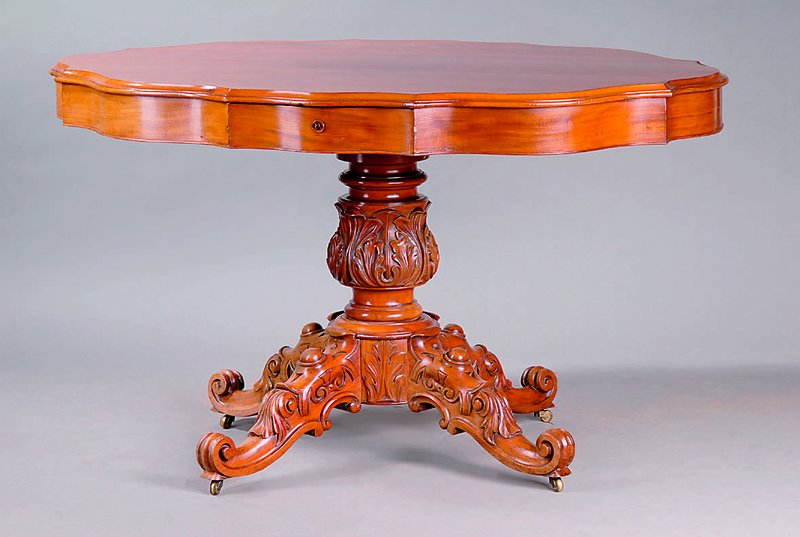 Ovaler Salontisch, um 1870/80, Nußbaum/Palisander, 4 Auslegerbeine, allseitiggeschweift, reich gedrechselt, Akanthusblattverz., Blüten und ...