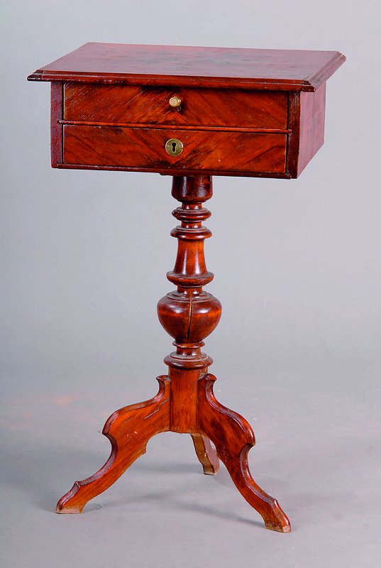 Nähtisch, deutsch, um 1880/90, Gründerzeit, Korpus WH, Wurzelnußfurnier, 3 Auslegerbeine, Schaft gedrechelt, 2 Schubladen, ohne Schlüssel, st. ...