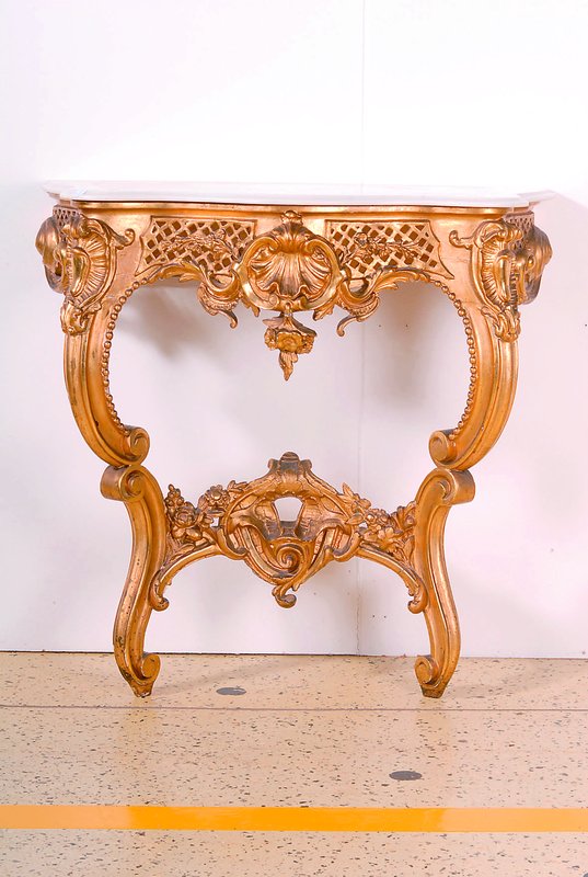 Konsole, wohl Frankreich, um 1890, Rokokostil, WH, aufgestuckt, goldfarben gefasst, reiche Verzierung in Form v. Rocaillen und Blumen, st. Gebr.-Sp., ...
