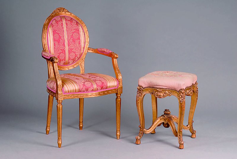 Hocker, Frankreich, um 1900, WH, goldfarben gefasst, reich geschnitzt, Bezug sek., Rokokostil, st. Gebr.-Sp., alt belassen, ca. 53x36x43 cm