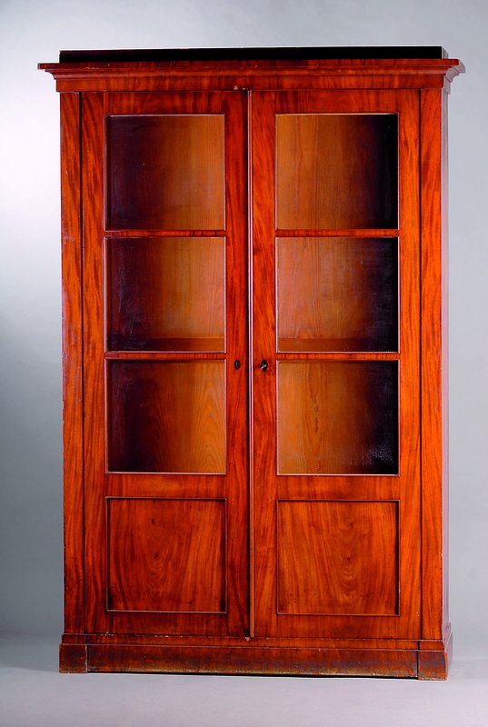 Bücherschrank, sog. Schinkel-Schrank, Berlin, um 1835-40, Korpus WH, Mahagonifurnier gesp. verlegt, Front auf Rahmen gearb., Kopf vielfach getreppt, ...
