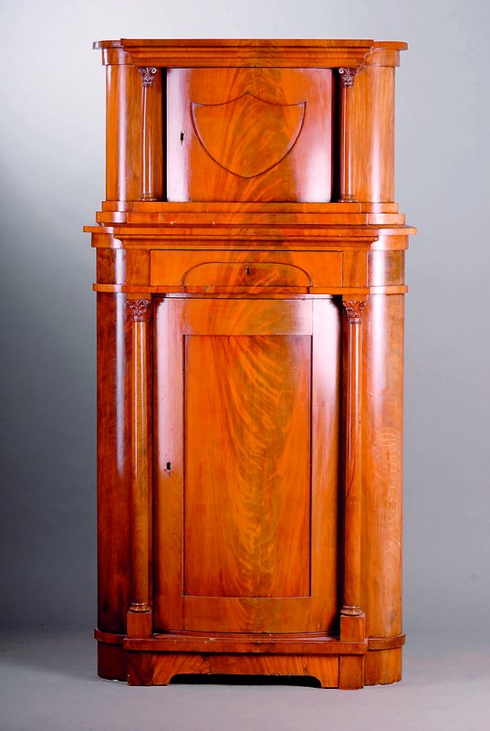 Aufsatzeckschrank, Berlin, um 1830/35, Korpus WH, Front auf Rahmen gearb., Pyramidenmahagoni, 2-teilig, Mittelteil gewölbt, integr. Schublade, 4 ...