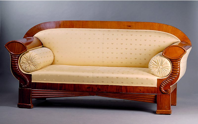 Sofa, süddeutsch, Frankfurter Raum, um 1835,Korpus WH, Nußbaumfurnier/Obstholz, auf Mahagoni gebeizt, Front m. aufgelegten Füllhörnern, Zarge m. ...