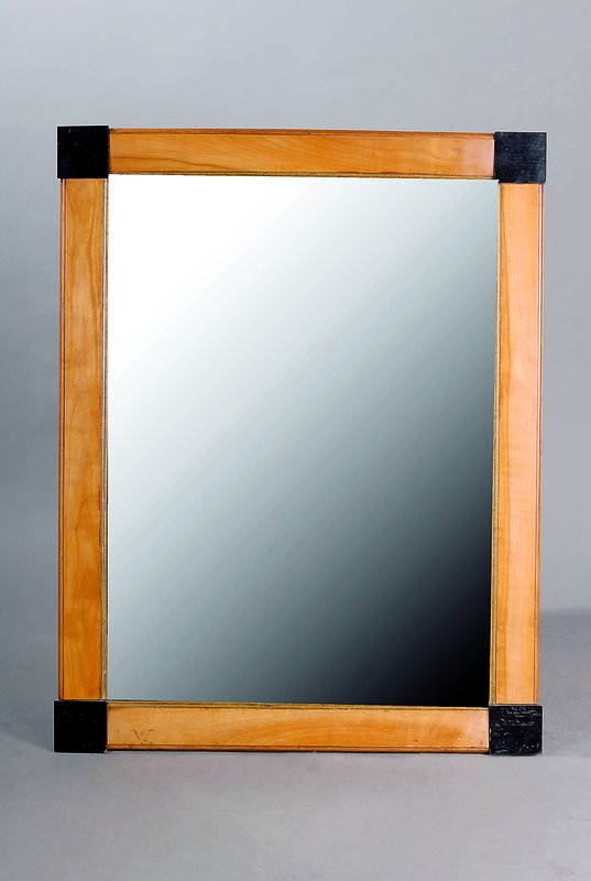 Spiegel, deutsch, um 1900/05, Nußbaumfurnier Ecken geschwärzt, st. Gebr.-Sp., ca. 105x82 cm