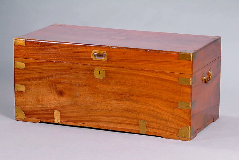 Truhe, England, um 1900, Mahagoni, Kanten teils m. Messingbeschl. und abgerundete Ecken,Gebr.-Sp., ca. 42x90x45 cm