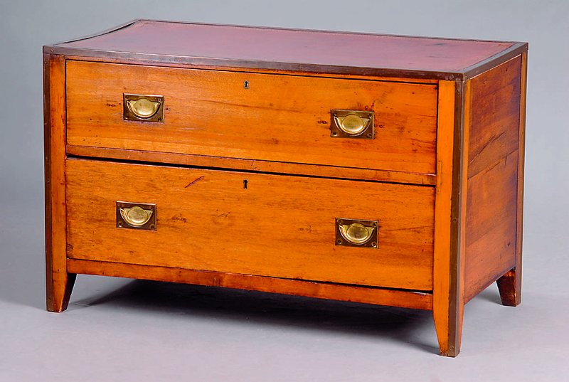 Kommode, England, um 1900, Mahagoni, Ledereinlage, 2-schübig, Messinggriffe, Kanten m. Messing beschlagen, Gebr.-Sp., ca. 57x90x46 cm