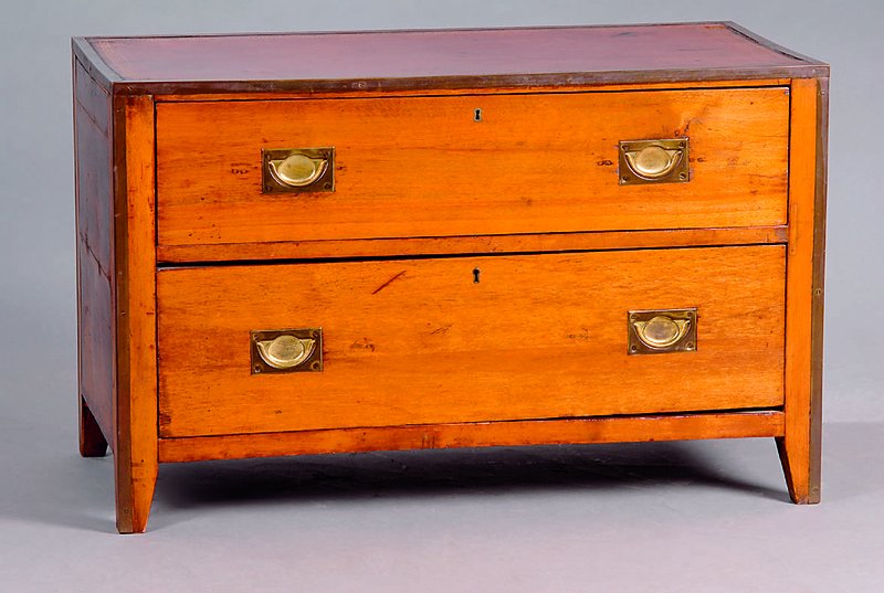 Kommode, England, um 1900, Mahagoni, Ledereinlage, 2-schübig, Messinggriffe, Kanten m. Messing beschlagen, Gebr.-Sp., ca. 57x90x46 cm