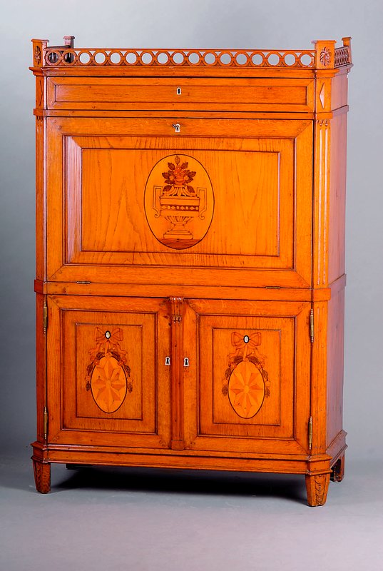 Sekretär, Empirestil, um 1820, Eiche, 2 -türig, 1 Klappe, diese m. Brandmalerei und Intarsien in Form v. Blumenstrauß und Pokal, Ecken abgeflacht, ...