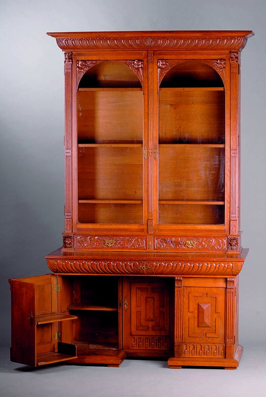 Schreibtisch, mit Bücheraufsatz, Holland, um 1880, Eiche, Oberteil 2-türig, sparsame Fratzenschnitzereien in den Ecken, Lisenen gerieft, Kopf ...