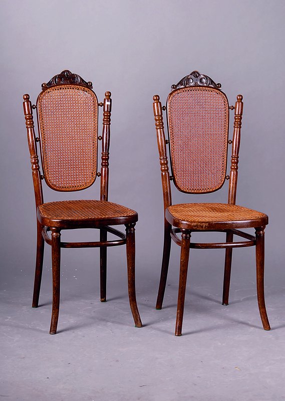 4 Stühle, Thonet, sign., Rücken u. Sitzfläche Geflecht, Lehne gedrechselt, Kopf m.Akanthusblatt-u. Rocaillenschnitzerei, Verleimung empf., st. ...