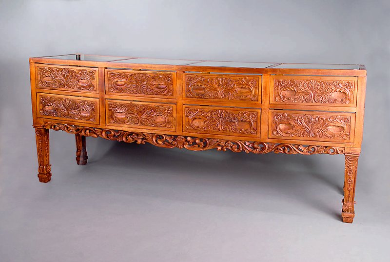 Schmuckvitrine, Barockstil, um 1920, Linde/Buche goldfarben gefasst, 8 Schubladen, m. blauem und braunem Samtstoff ausgelegt, Rahmen und Schubladen ...