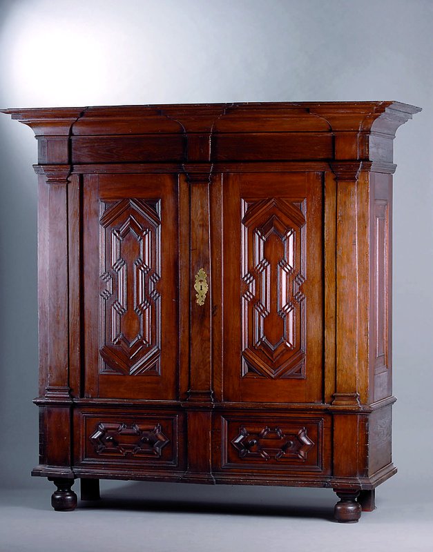 Barockschrank, sog. Hamburger Schrank, um 1760/80, Eiche massiv, kompl. auf Rahmen gearb., Inlets 3 bzw. 4-fach getreppt, aufgelegte Verkröpfung, ...