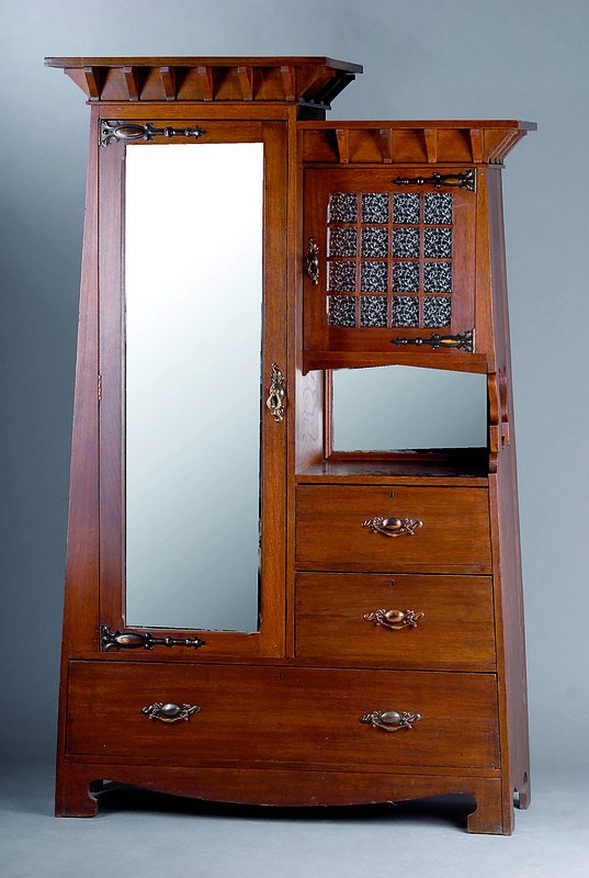 Konischer Kleider- bzw. Wäscheschrank, England, um 1900, Jugendstil, Eiche massiv, sprossenverglaste Seitentür, Spiegel m. Facettschliff, orig. ...
