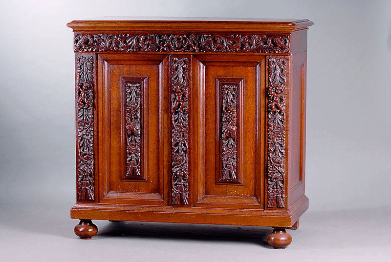 Halbschrank, Niederlande, um 1750/60, Datierung 1719 sek., Eiche massiv, umgebaut um1880/90, 2-türig, kissenähnliche Füllungen, diese sowie ...