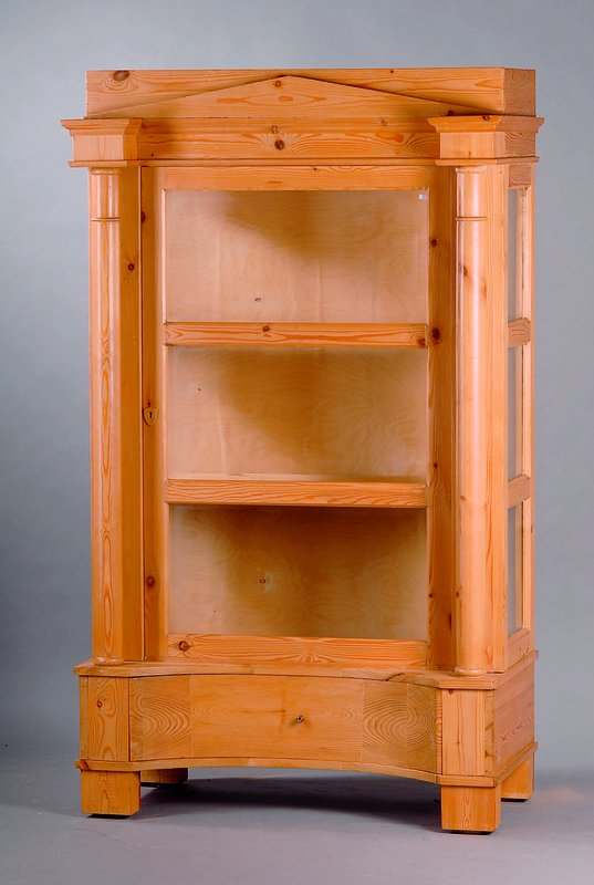 Vitrine, Biedermeierstil, um 1910, Kiefer, 3-seitig verglast, 1-türig, Fußschublade, 2 freistehende Säulen, 3 Einlegebretter, schwundrissig, ...