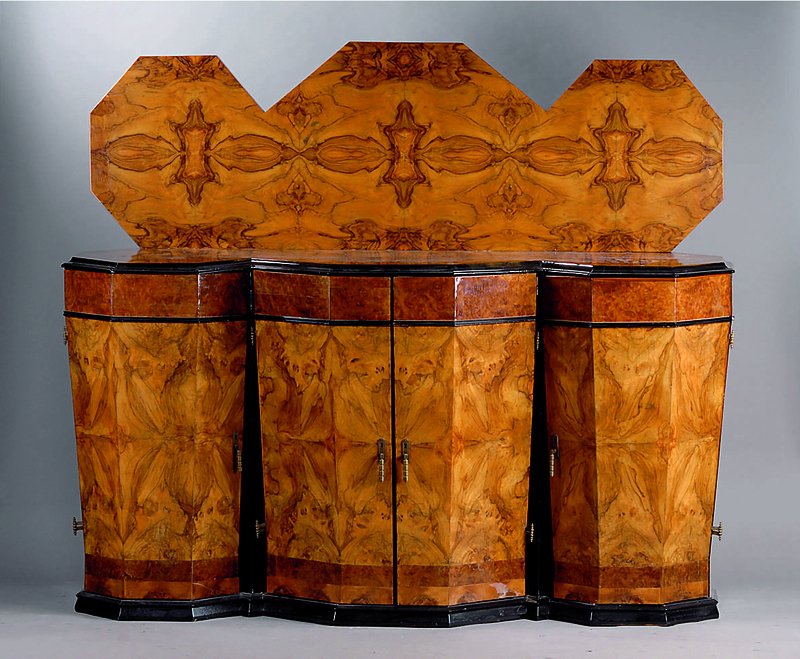 Esszimmer, Frankreich, um 1925-30, Art-Deco,best.aus: Anrichte, 3-türig, Hängevitrine, Tisch mit 6 Stühlen, mit Lederkissen, Korpus ...