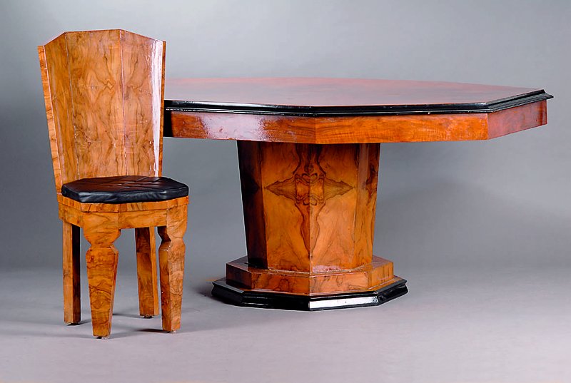 Detail b: Esszimmer, Frankreich, um 1925-30, Art-Deco,best.aus: Anrichte, 3-türig, Hängevitrine, Tisch mit 6 Stühlen, mit Lederkissen, Korpus ...