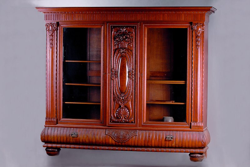 Bücherschrank, deutsch, um 1910, Eiche massiv/Furnier, kompl. auf Rahmen gearb., facett. Gläser, 3-türig, 2-schübig, Mittelteil m. ...