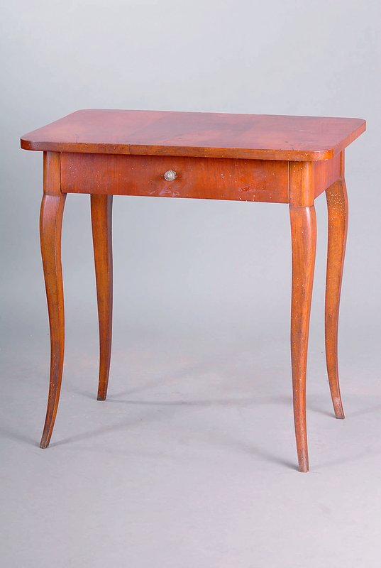 Beistelltisch, deutsch, um 1770, Pfalz, Nußbaum/Nußbaumwurzelfurnier gesp. verlegt, Beine geschweift, 1 Schublade, alt belassen,st. Gebr.-Sp., ca. ...