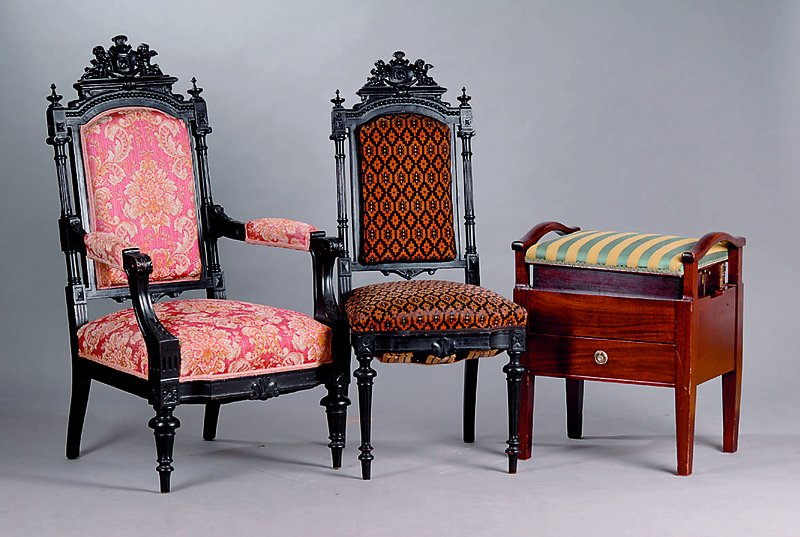 2 Sessel und 1 Stuhl, deutsch, um 1870/80, Buche massiv, schwarz gefasst, Beine gedrechselt und gerieft, reich geschnitzt, Akanthusblatt un ...