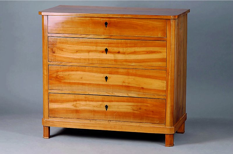 Kommode, deutsch, um 1830/40, Kirsche massiv, 4-schübig, Ecken abgeflacht, rest., Gebr.-Sp., ca. 92x99x50 cm