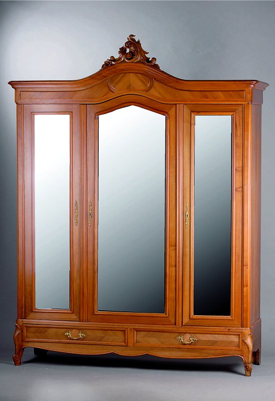 Schrank, Frankreich, um 1880-90, Nußbaum massiv und furniert, drei Türen mit facett. Spiegeleinsätzen, geschnitzte Rocaillen- Bekrönung, ca. ...